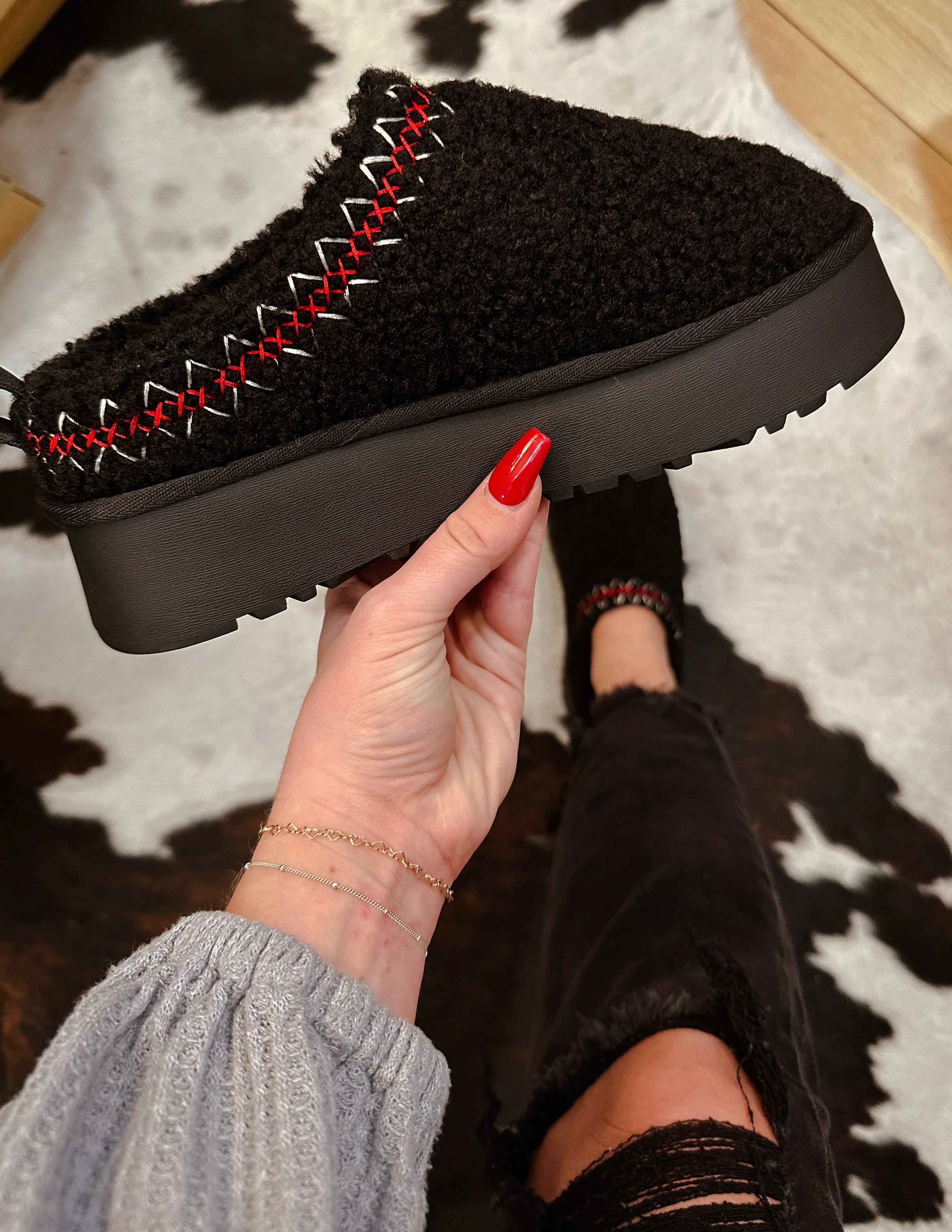 Black sherpa online slippers