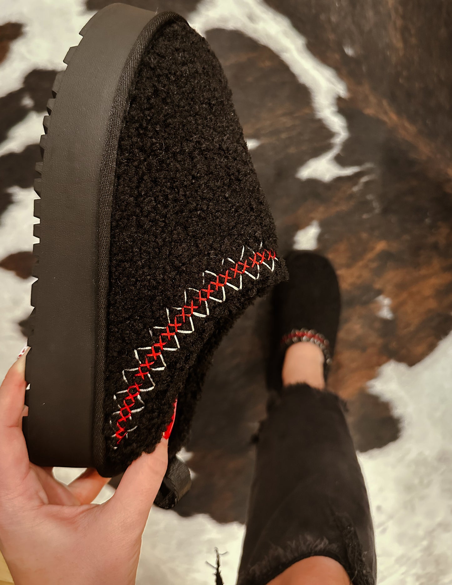 Sherpa slippers- black